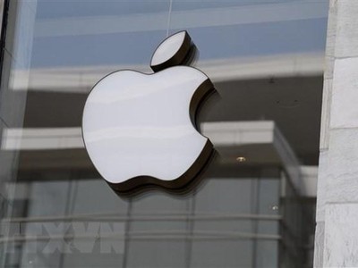 Biểu tượng Apple tại cửa hàng ở Washington, DC, Mỹ. (Ảnh: AFP/TTXVN).