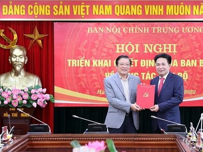 Trưởng Ban Nội chính Trung ương Phan Đình Trạc trao quyết định và chúc mừng ông Nguyễn Văn Yên. (Nguồn: vov.vn).