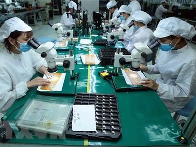 Sản xuất linh kiện điện tử tại công ty trách nhiệm hữu hạn 4P (Hưng Yên), dự án có vốn đầu tư lớn, công nghệ tiên tiến, khả năng tham gia sâu chuỗi liên kết khu vực và toàn cầu. (Ảnh: TTXVN).