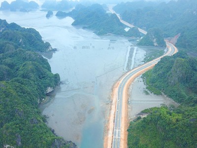 Đầu xuân ngắm tuyến đường ven biển độc đáo nhất Việt Nam