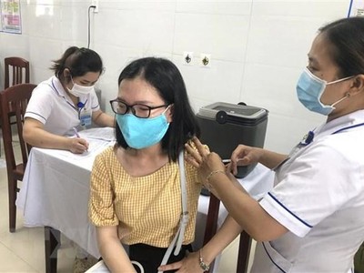 Tiêm vaccine ngừa COVID-19 cho người dân Bình Định. (Nguồn: TTXVN).