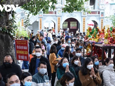Trong sáng ngày 4/2 (tức ngày mùng 4 Tết) hàng ngàn người dân kéo nhau đến đền Bà Chúa Kho (phường Vũ Ninh, TP Bắc Ninh) thắp nhang, dâng lễ để “vay tiền” làm ăn hoặc xin “lộc rơi, lộc vãi” mong cho cả năm được may mắn.