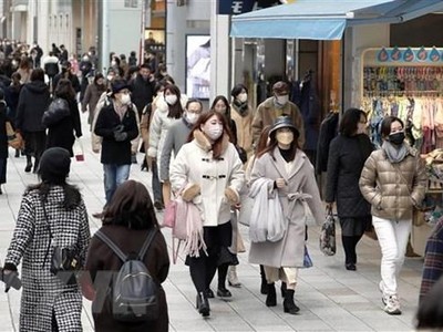 Người dân đeo khẩu trang phòng dịch COVID-19 tại Tokyo, Nhật Bản, ngày 30/1/2022. (Ảnh: Kyodo/ TTXVN).