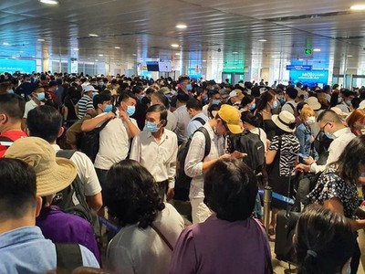 Hành khách qua sân bay Tân Sơn Nhất tăng cao kỷ lục trong ngày mùng 6 Tết (Ảnh minh họa: Quốc Anh).