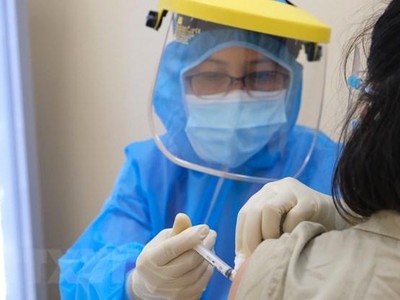 Tỷ lệ tiêm mũi 2 cho người từ 12 tuổi trở lên đạt 95,5%. (Ảnh: TTXVN/Vietnam+).