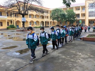 Học sinh Trường Tiểu học Phượng Mao, huyện Quế Võ, tỉnh Bắc Ninh thực hiện giãn cách phòng dịch COVID-19. (Ảnh: Thanh Thương/TTXVN).