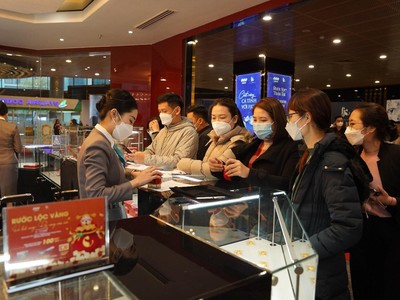 Đông đảo khách hàng tới tham quan và mua sắm tại Showroom FJC.