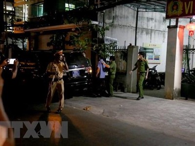 Dẫn giải một bị can sau khi bị khởi tố lên xe của Cơ quan Cảnh sát điều tra Bộ Công an. (Ảnh: Nguyễn Thanh/TTXVN).