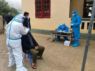 Lấy mẫu xét nghiệm COVID-19. (Nguồn: TTXVN).