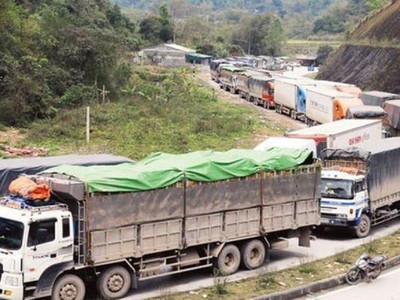 Sau kỳ nghỉ Tết Nguyên đán, ùn tắc xe hàng hóa nông sản tại các cửa khẩu của tỉnh Lạng Sơn có dấu hiệu tái diễn.