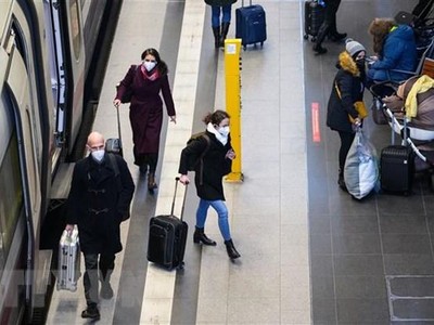 Người dân đeo khẩu trang phòng dịch COVID-19 tại Berlin, Đức, ngày 28/1/2022. (Ảnh: THX/TTXVN).