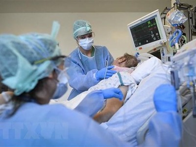 Nhân viên y tế điều trị cho bệnh nhân COVID-19 tại bệnh viện ở Brussels, Bỉ. (Ảnh: AFP/TTXVN).
