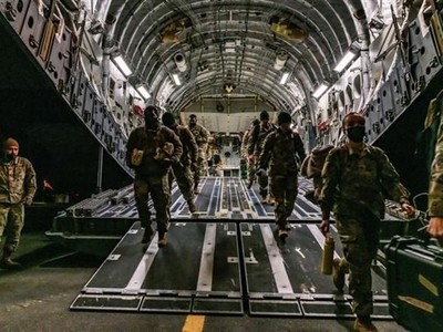 Nhóm binh sỹ tăng cường của Mỹ tới thành phố Wiesbaden (Đức) ngày 4/2/2022 - động thái liên quan đến cuộc khủng hoảng Ukraine. (Ảnh: AFP/TTXVN).