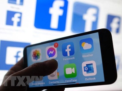 Biểu tượng Facebook trên màn hình điện thoại di động. (Ảnh: AFP/TTXVN).