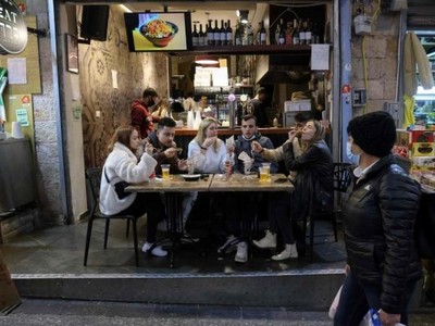 Pháp gần như đã quay lại cuộc sống bình thường trước đại dịch. Ảnh: Le Monde