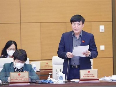 Tổng Thư ký Quốc hội, Chủ nhiệm Văn phòng Quốc hội Bùi Văn Cường trình bày tờ trình. (Ảnh: Doãn Tấn/TTXVN).