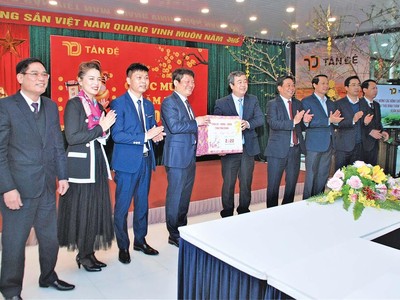 Ủy viên Trung ương Đảng, Bí thư Tỉnh ủy Thái Bình Ngô Đông Hải cùng lãnh đạo tỉnh tặng hoa chúc mừng Công ty CP Sản xuất hàng thể thao Tân Đệ nhân dịp phát động sản xuất kinh doanh năm 2022.