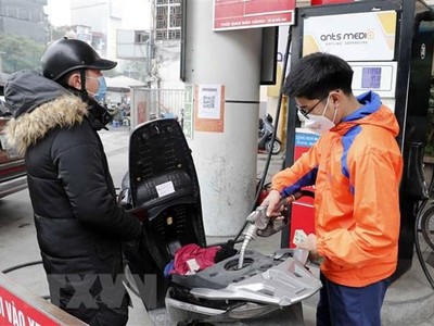 Mua bán xăng dầu tại một điểm kinh doanh xăng dầu trên đường Trần Khát Trân, quận Hai Bà Trưng, Hà Nội. (Ảnh: Trần Việt/TTXVN).