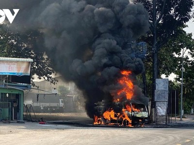 Hiện trường vụ xe bồn bị bốc cháy.