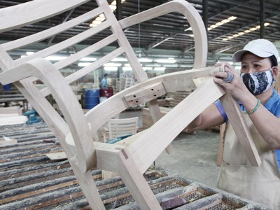 Doanh nghiệp chế biến gỗ đang nâng công suất để đáp ứng nhu cầu thị trường.