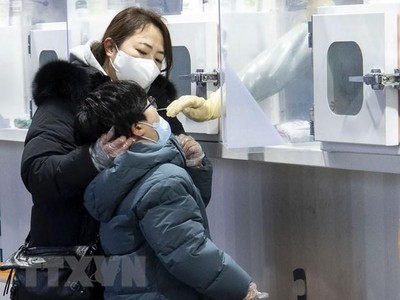 Nhân viên y tế lấy mẫu xét nghiệm COVID-19 cho người dân tại Seoul, Hàn Quốc. (Ảnh: THX/TTXVN).