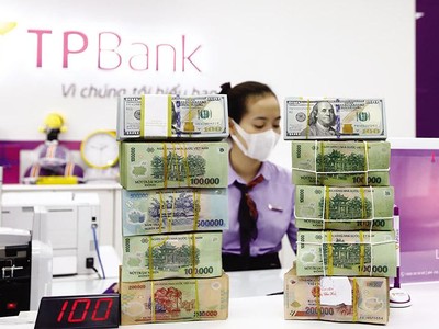 Ba tháng cuối năm 2021, các ngân hàng đã bơm gần 470.000 tỷ đồng ra nền kinh tế, kéo tăng trưởng tín dụng cả năm lên gần 13%.