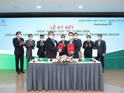 Ông Nguyễn Thanh Tùng - Phó tổng giám đốc phụ trách Ban điều hành Vietcombank và ông Nguyễn Tâm Tiến - Tổng Giám đốc Trung Nam Group ký Thỏa thuận hợp tác.