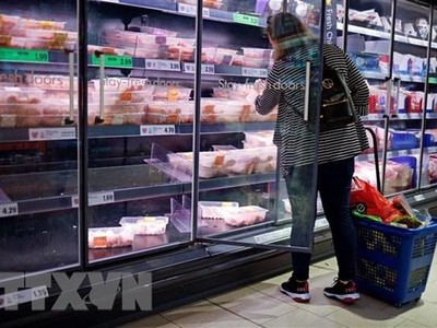 Nhiều kệ hàng bị trống do thiếu hàng hóa tại một siêu thị ở Walthamstow, tây London, Anh. (Ảnh: AFP/TTXVN).