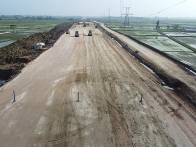 Thi công cao tốc Bắc - Nam đoạn Diễn Châu - Bãi Vọt.