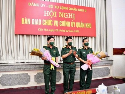 Đại tướng Lương Cường, Ủy viên Bộ Chính trị, Chủ nhiệm Tổng Cục Chính trị Quân đội Nhân dân Việt Nam tặng hoa chúc mừng Thiếu tướng Nguyễn Văn Gấu và Thiếu tướng Hồ Văn Thái. (Ảnh: TTXVN phát).