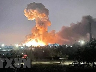 Khói lửa bốc lên từ một vụ nổ ở thủ đô Kiev, Ukraine ngày 24/2. (Ảnh: Ukrainian President’s Office/TTXVN).