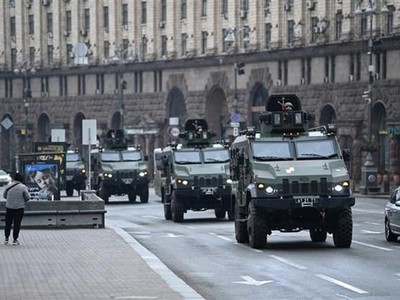 Xe quân sự Ukraine được triển khai tại Kiev ngày 24/2/2022. (Ảnh: AFP/TTXVN).