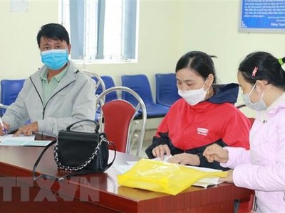 Người lao động đến giải quyết chế độ tại cơ quan Bảo hiểm xã hội huyện Quỳnh Lưu, tỉnh Nghệ An. (Ảnh: Bích Huệ/TTXVN).