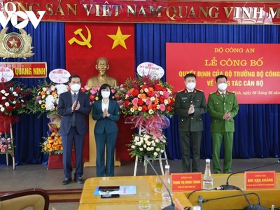 Lãnh đạo tỉnh Quảng Ninh tặng hoa chúc mừng Đại tá Nguyễn Ngọc Lâm, Thượng tá Bùi Quang Bình nhận nhiệm vụ công tác mới.