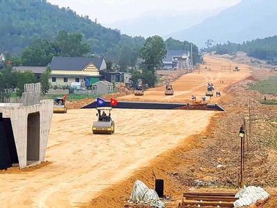 Thi công cao tốc Bắc - Nam, đoạn Quốc lộ 45 - Nghi Sơn.