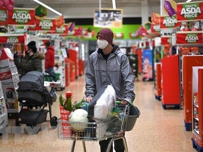 Người dân mua sắm tại một siêu thị ở Đức. (Ảnh: AFP/TTXVN).