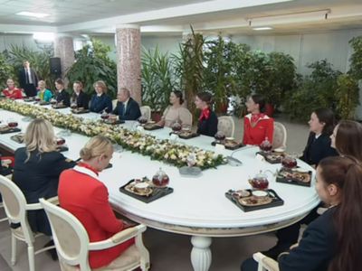 Tổng thống Putin gặp gỡ các nữ quân nhân Nga nhân dịp Quốc tế Phụ nữ. Ảnh: RT.