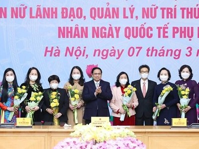 Thủ tướng Phạm Minh Chính chúc mừng các đại diện nữ lãnh đạo quản lý, trí thức và văn nghệ sỹ tiêu biểu. (Ảnh: TTXVN).