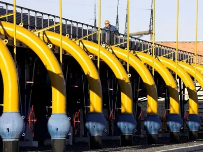 Một nhân viên kiểm tra đường ống khi đốt Yamal-Europe gần Minsk, Belarus hồi năm 2016 (Ảnh: Reuters).