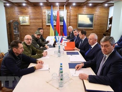 Phái đoàn Ukraine (trái) và Nga tại cuộc đàm phán ở vùng Brest, Belarus ngày 7/3/2022. (Ảnh: AFP/TTXVN)