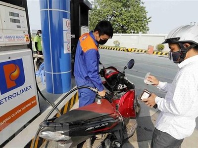 Mua, bán xăng tại cửa hàng bán lẻ xăng, dầu Petrolimex. (Ảnh: Trần Việt/TTXVN).