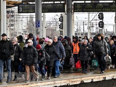 Người dân Ukraine sơ tán khỏi thủ đô Kiev ngày 5/3/2022. (Ảnh: AFP/TTXVN).