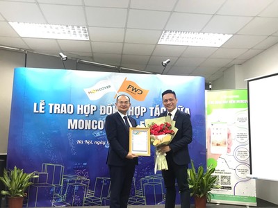 Lễ trao hợp đồng hợp tác giữa Moncover và FWD