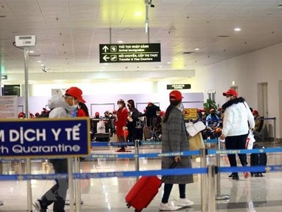 Hành khách làm thủ tục nhập cảnh tại Sân bay Nội Bài. (Ảnh: Huy Hùng/TTXVN)