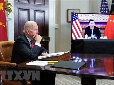 Tổng thống Mỹ Joe Biden (trái) và Chủ tịch Trung Quốc Tập Cận Bình trong cuộc họp trực tuyến ngày 15/11/2021. (Ảnh: AFP/TTXVN).