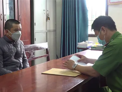 Đối tượng Nguyễn Văn Mạnh tại cơ quan công an. (Ảnh: Bộ Công an).