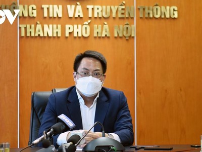 Phó Giám đốc phụ trách Sở Thông tin và Truyền thông Hà Nội Nguyễn Việt Hùng trao đổi với báo chí.