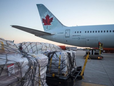 Hàng viện trợ của Canada dành cho Ukraine đặt tại sân bay Pearson ở Toronto. Ảnh: RT.