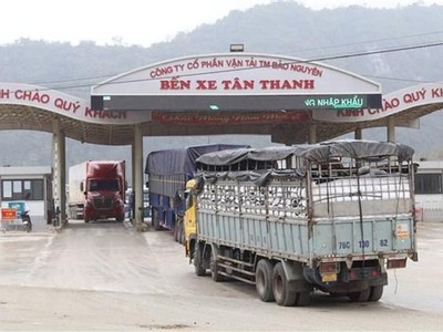 Xe chở hoa quả vào bến bãi thuộc cửa khẩu Tân Thanh, tỉnh Lạng Sơn. (Ảnh: Quang Duy/TTXVN)