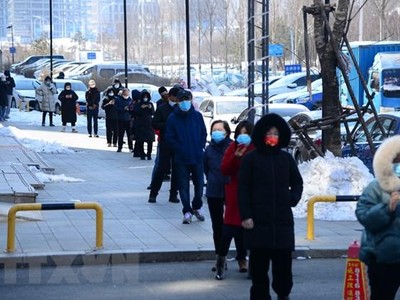 Người dân xếp hàng chờ xét nghiệm COVID-19 tại Trường Xuân, tỉnh Cát Lâm, Trung Quốc, ngày 20/3/2022. (Ảnh: THX/TTXVN).